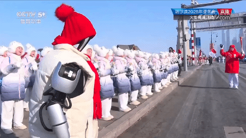 机器人与火炬手击掌互动！搭载KaihongOS的乐聚“夸父”人形机器人助力亚冬会